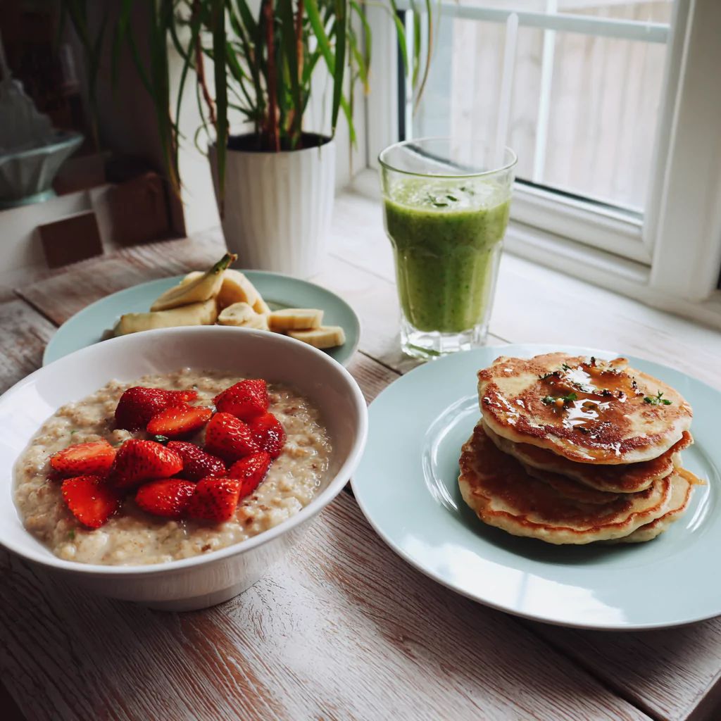 Gut-friendly low FODMAP breakfast ideas with smoothie, oats, and pancakes