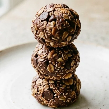No-bake healthy chocolate bites with nutritious ingredients